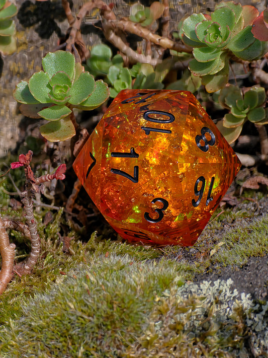 Polyedrischer D20 Würfel 35mm – Liquid Core Bernstein Amber Look – Handgemachter Resin Würfel für DnD, TTRPG & Sammler