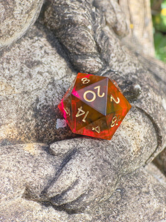 Polyedrischer Einzelner D20 – Fire Amber Cloud Dice | Handgemachter W20 Würfel aus Resin in Rot Gold Transparent mit schwarzem Cloud-Effekt