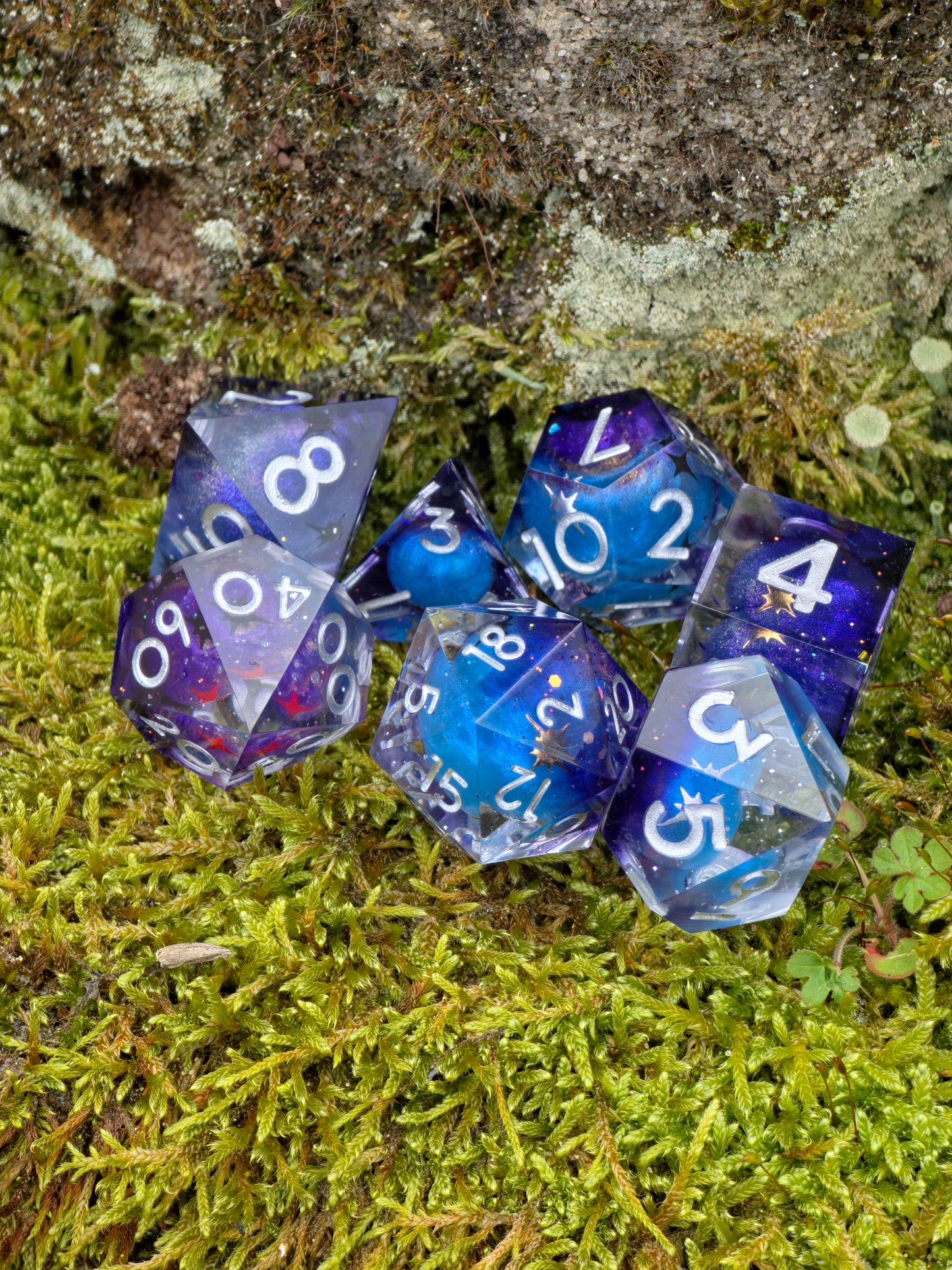 Polyedrischer Planeten Kosmos DnD Würfelset 7 Stück – Galaxy Blue Universe Dice | Handgemachte Resin Würfel mit Planeten Pen&Paper TTRPG