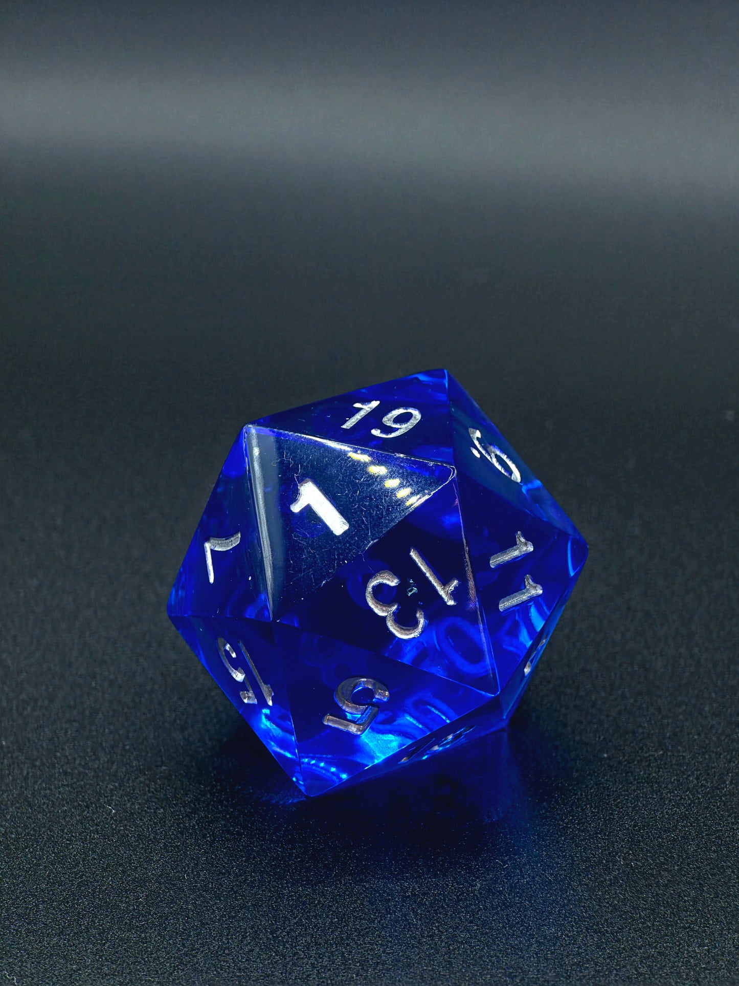 Großer Polyedrischer D20 Würfel 35 mm – Ocean Blue Crystal Dice | Handgemachter Resin Würfel in Tiefblau mit Silberzahlen | TTRPG DnD