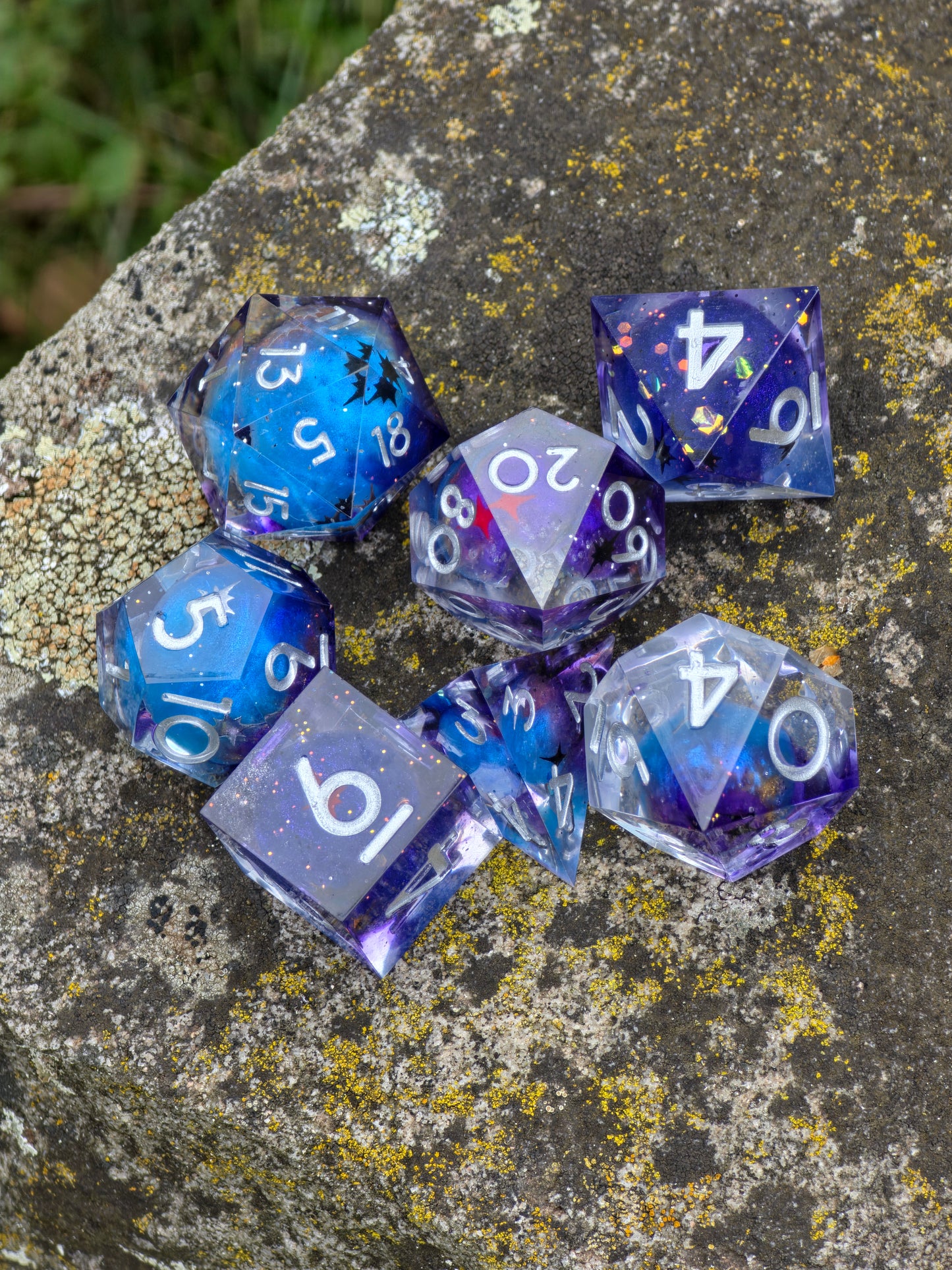 Polyedrischer Planeten Kosmos DnD Würfelset 7 Stück – Galaxy Blue Universe Dice | Handgemachte Resin Würfel mit Planeten Pen&Paper TTRPG