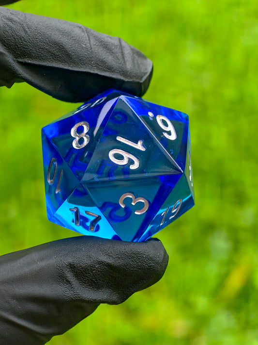 Großer Polyedrischer D20 Würfel 35 mm – Ocean Blue Crystal Dice | Handgemachter Resin Würfel in Tiefblau mit Silberzahlen | TTRPG DnD