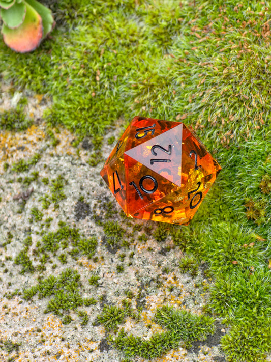 Polyedrischer Einzelner D20 – Amber Bernstein Stil | Handgemachter Resin W20 Würfel in Gold Orange Transparent mit Blattgold | Standardgröße