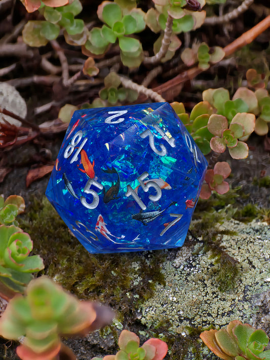 Chonk Polyedrischer D20 Würfel 35mm – Liquid Core mit Koi Fischen im See/Teich – Handgemachter Resin Würfel für DnD, TTRPG & Sammler