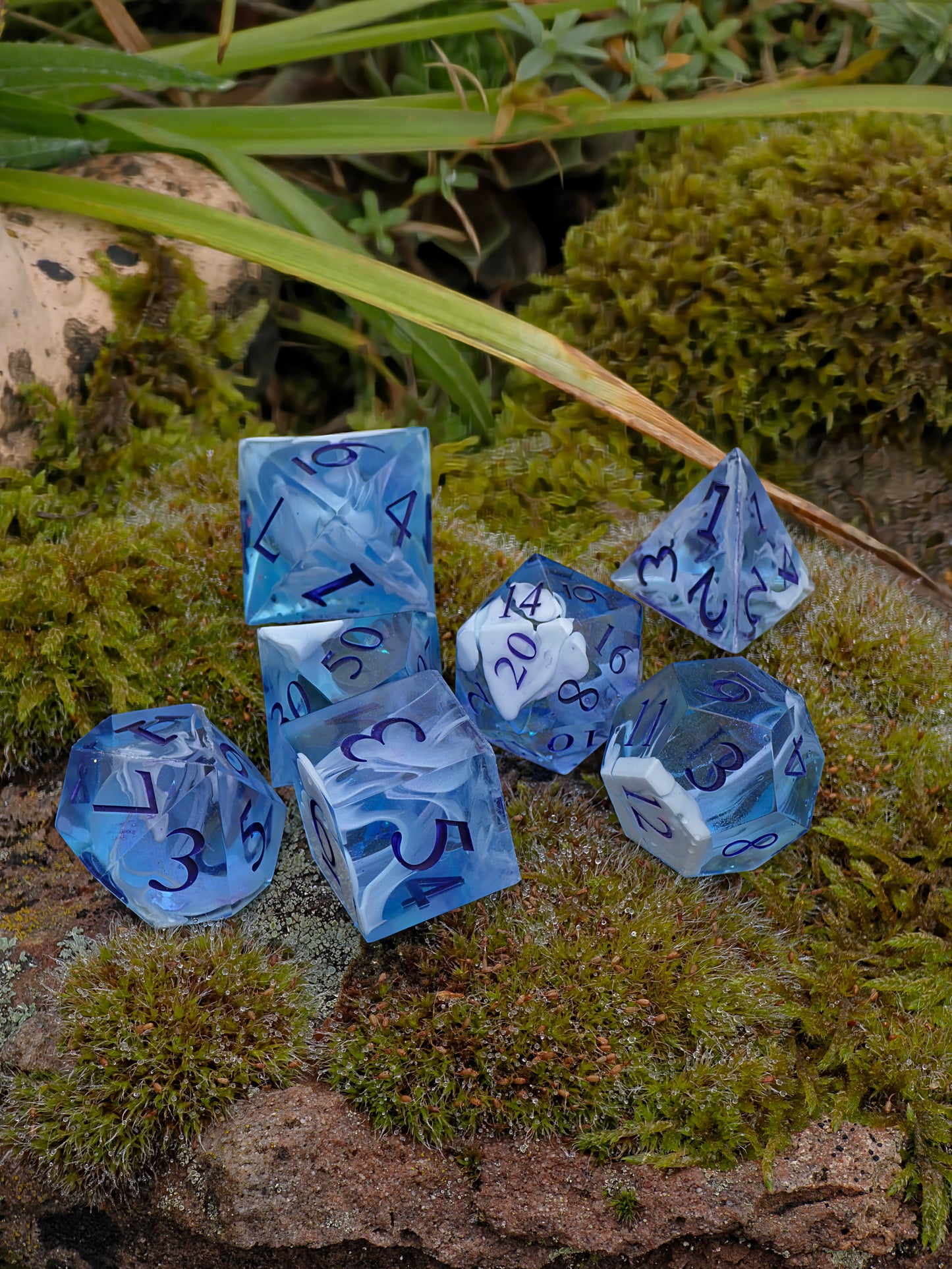 Handgemachtes DnD Würfelset 7 Stück – Polyedrische Resin Dice – Himmel im Hand, Wolken Design – Für Dungeons and Dragons, TTRPG & Sammler