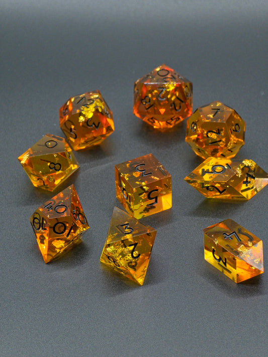 Polyedrisches DnD-Würfelset 9 Stück – Amber Bernstein Dice Set | Handgemachte Resin Würfel in Gold Orange Transparent | Kristall & Raute