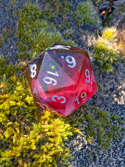Polyedrischer D20 Chonk Würfel 35mm – Blood & Mist Dice | Handmade DnD Würfel | Vampir Gothic Fantasy Dice – Rot, Weißer Nebel, Schwarz