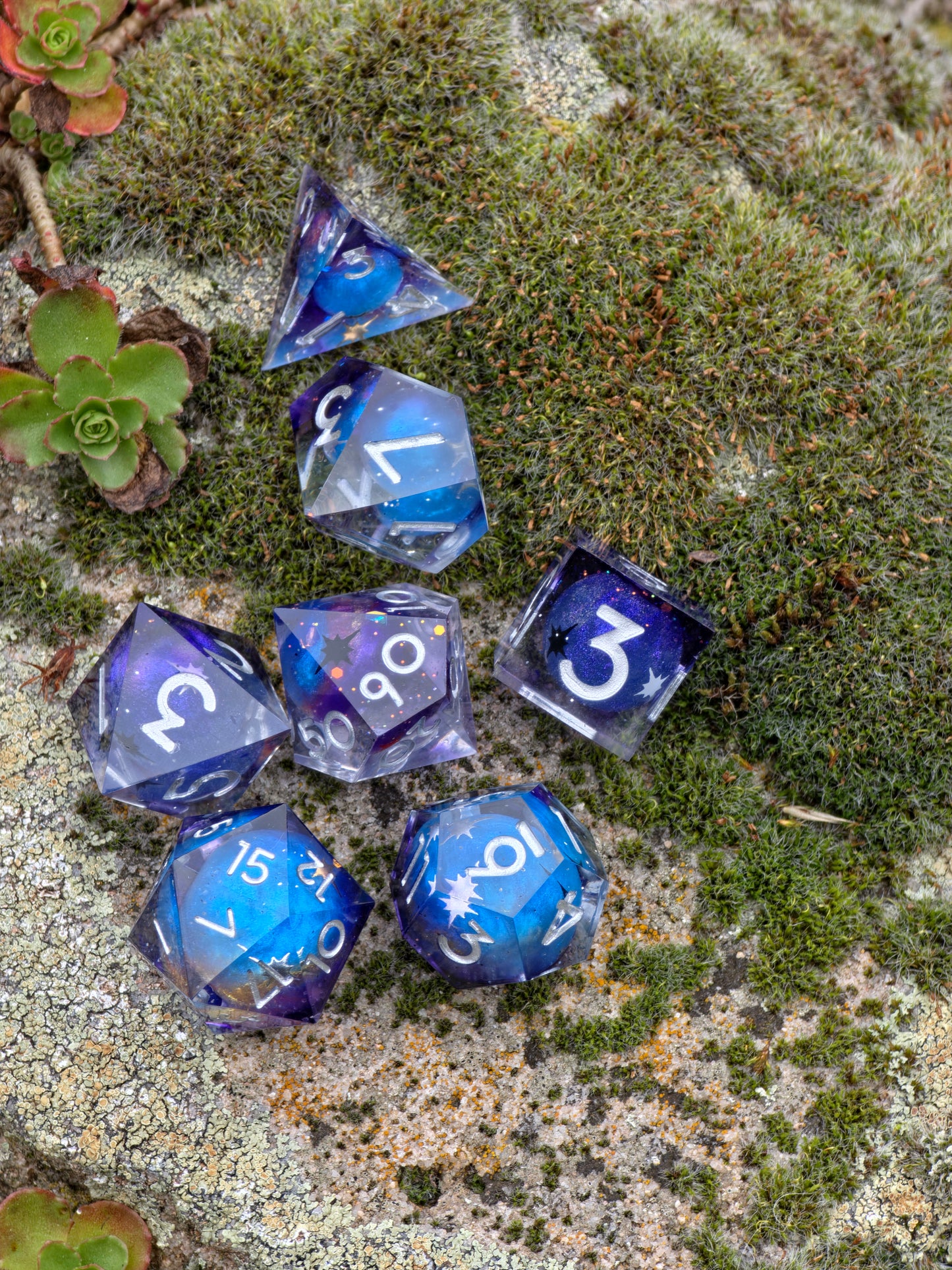 Polyedrischer Planeten Kosmos DnD Würfelset 7 Stück – Galaxy Blue Universe Dice | Handgemachte Resin Würfel mit Planeten Pen&Paper TTRPG
