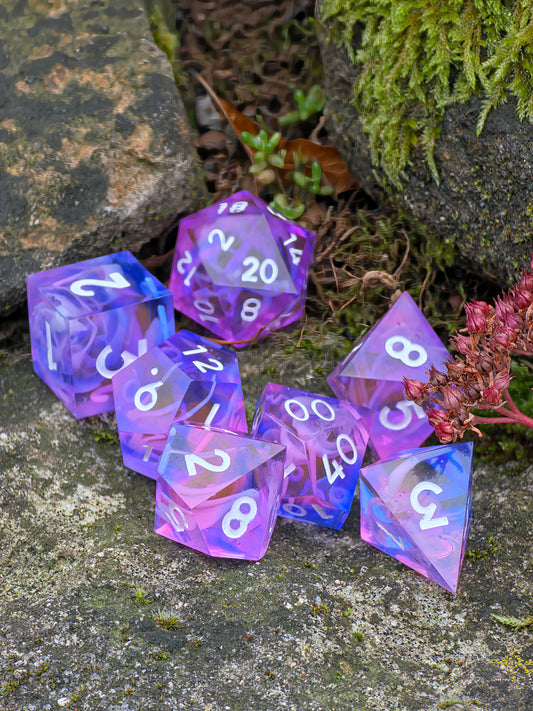 Polyedrischer Aurora DnD Würfelset 7 Stück – Cloud Nebula Mystic Blossom Dice | Handgemachte Resin Würfel in Lila Rosa Blau | TTRPG Fantasy