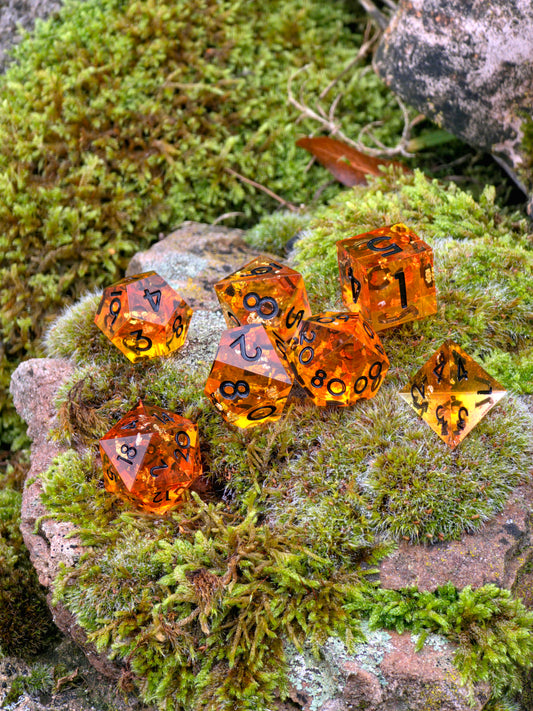 Polyedrisches DnD-Würfelset 7 Stück – Amber Glow Dice Set | Handgemachte Resin Würfel in Gold Orange Transparent mit Bernstein-Stil | TTRPG