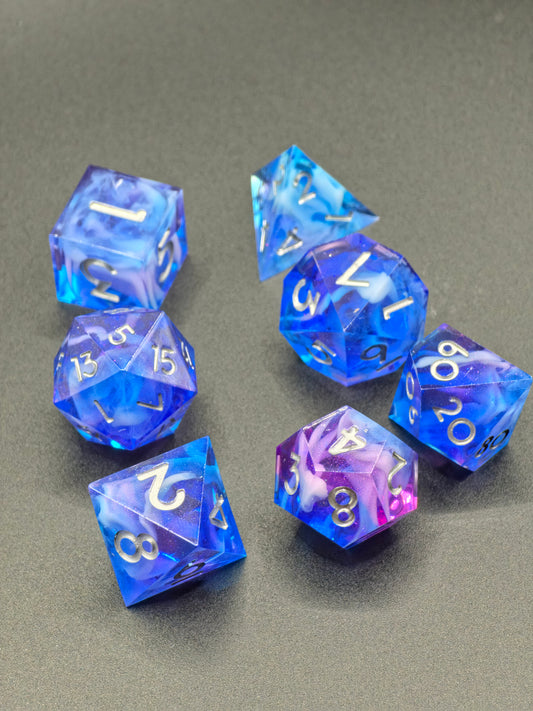 Polyedrisches Aurora Nebula DnD Würfelset 7 Stück – Mystic Sky Dice | Handgemachte Resin Würfel in Blau Lila Rosa mit Cloud Effekt | TTRPG D
