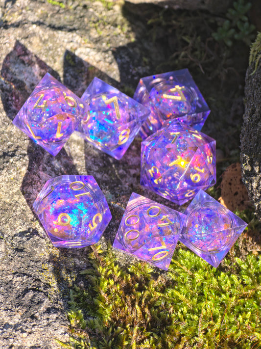 Polyedrischer Aurora Liquid Core DnD Würfelset 7 Stück – Amethyst Glow Dice | Handgemachte Resin Würfel mit Flüssigkern golden Zahlen TTRPG