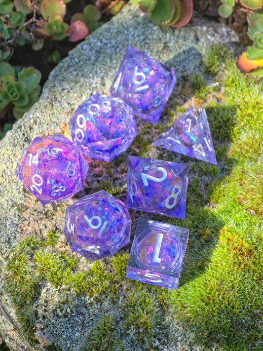 Polyedrischer Amethyst Liquid Core DnD Würfelset 7 Stück – Handgemachte Resin Dice mit flüssigem Kern & holografischem Glanz | Meteoriten