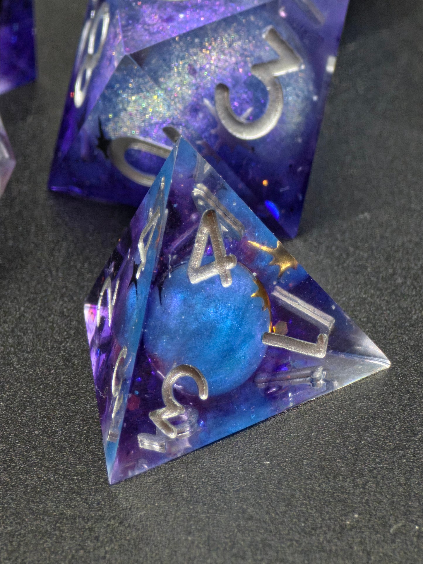 Polyedrischer Planeten Kosmos DnD Würfelset 7 Stück – Galaxy Blue Universe Dice | Handgemachte Resin Würfel mit Planeten Pen&Paper TTRPG