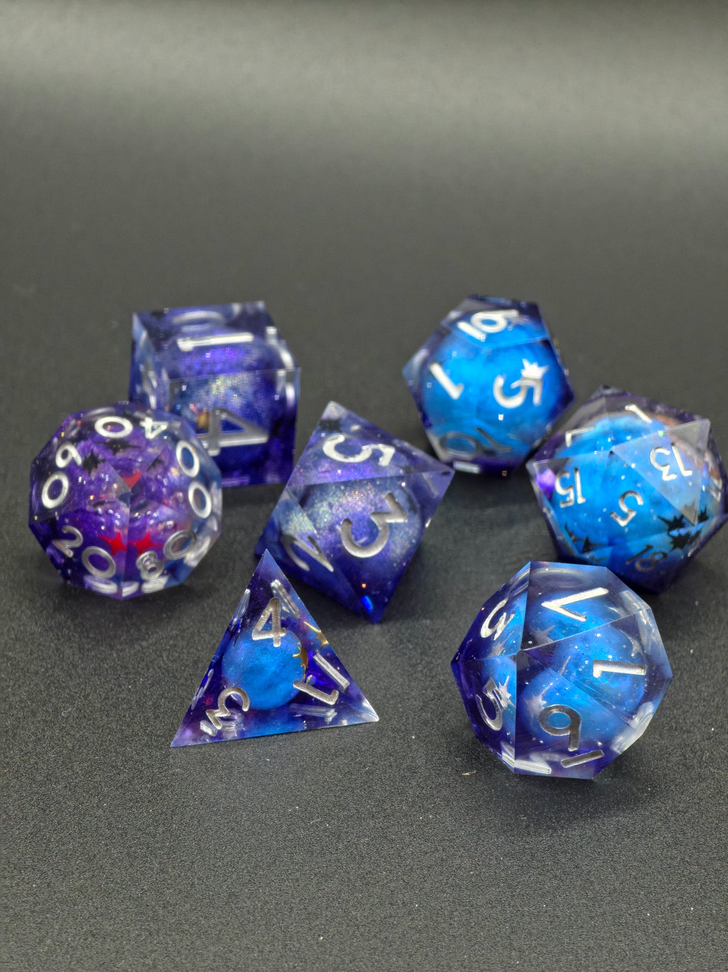 Polyedrischer Planeten Kosmos DnD Würfelset 7 Stück – Galaxy Blue Universe Dice | Handgemachte Resin Würfel mit Planeten Pen&Paper TTRPG