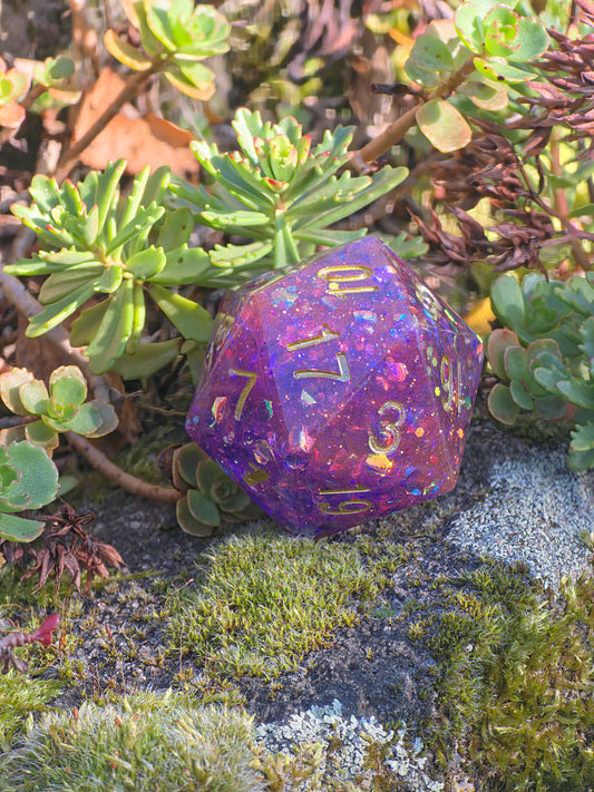 Polyedrischer D20 Würfel 35mm – L Format Chonk Dice | Handgemachter RPG Würfel in Violett Rosa mit Galaxy Schimmer & Goldzahlen für DnD