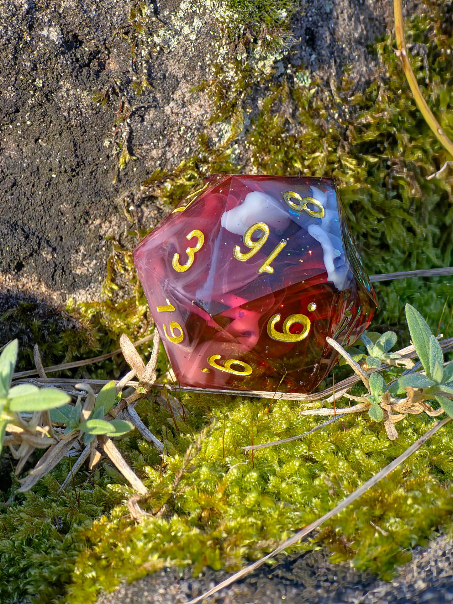 Polyedrischer D20 Chonk Würfel 35mm – Blood Mist Dice | Handmade DnD Würfel | Rot Weißer Nebel Gold – Gothic Fantasy Dice