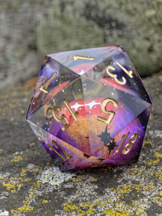 Planet Meteorite Galaxy D20 Würfel 35mm – Handgemachter Polyedrischer Resinwürfel mit goldenen Zahlen & Sternen | DnD Pen and Paper | Einzelwürfel