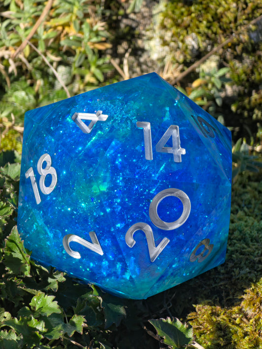 Polyedrischer Jumbo D20 Liquid Core Würfel 90–100 mm – Ocean Blue Türkis Glow Dice | Handgemachter XXL Resin Würfel mit Liquid Core Flüssig