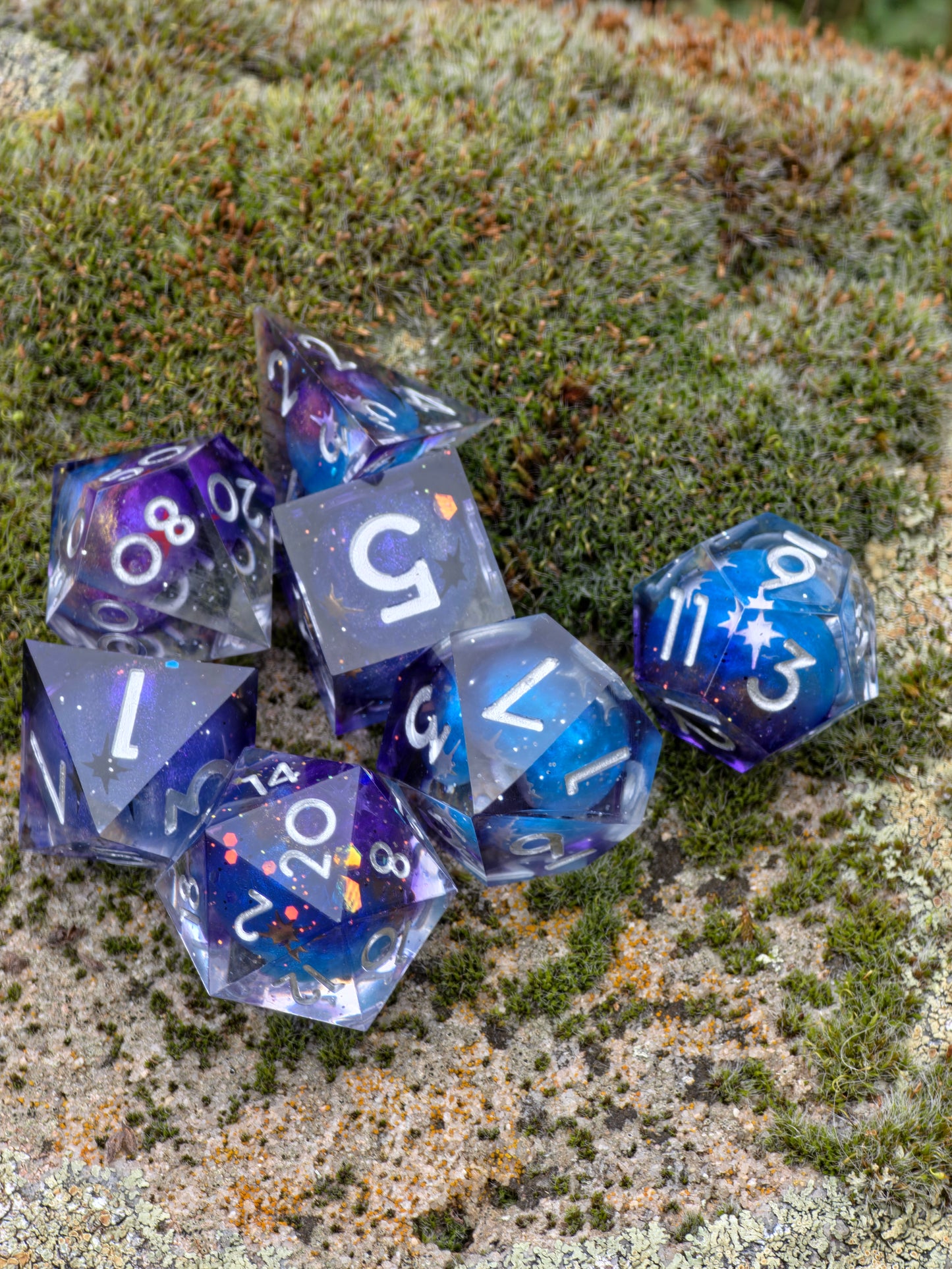 Polyedrischer Planeten Kosmos DnD Würfelset 7 Stück – Galaxy Blue Universe Dice | Handgemachte Resin Würfel mit Planeten Pen&Paper TTRPG
