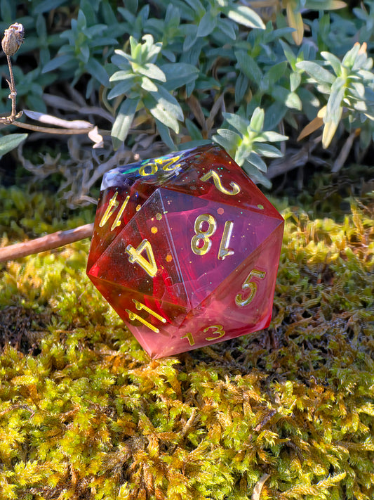 Polyedrischer D20 Chonk Würfel 35mm – Blood Mist Dice | Handmade DnD Würfel | Rot Weißer Nebel Gold – Gothic Fantasy Dice