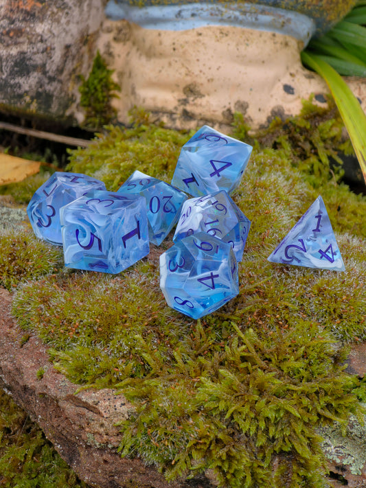 Handgemachtes DnD Würfelset 7 Stück – Polyedrische Resin Dice – Himmel im Hand, Wolken Design – Für Dungeons and Dragons, TTRPG & Sammler
